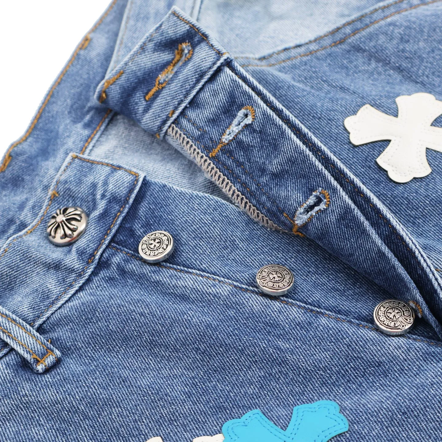 🅿️760 [Exclusive supply] CH Crow Heart Work Jeans are made of twill high-ounce washed denim fabric, exclusive CH-specific logging overalls style (non-Levis Vintage) custom-woven and dyed fabric, and the two-color cross is cowhide + sheepskin (all leather imported from Italy is custom-dyed separately, with consistent texture and no color difference). The stitch length, thread color, and wiring of the car are exactly the same. The inner lining is jacquard, with embroidery on the waist, 925 silver hardware, and heavy-duty washing and manual polishing. Size:32-34-36-38